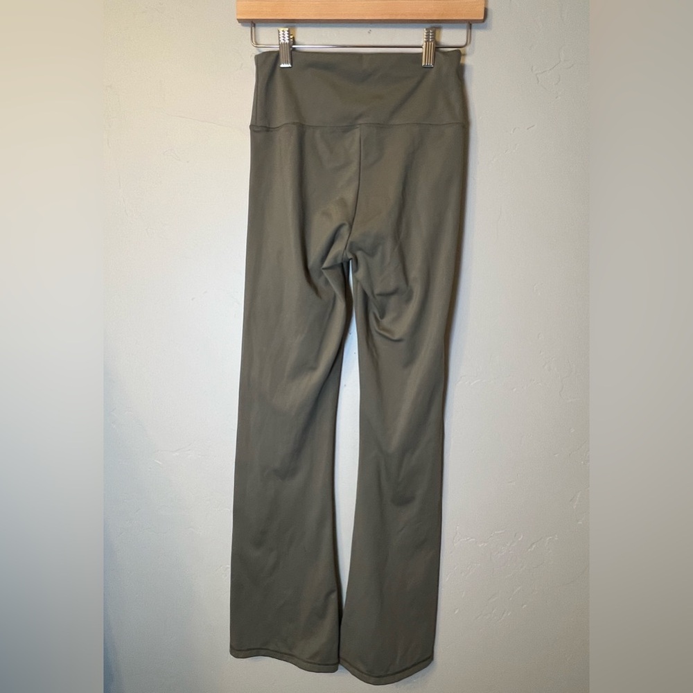 American Eagle The Everything High-Waisted Flare Leggings in Olive Small - Picture 3 of 8